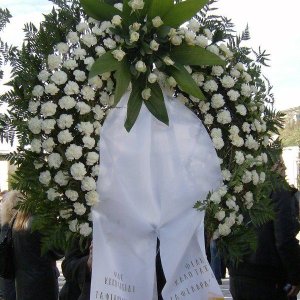 Στεφάνι Κηδείας με Λευκά Τριαντάφυλλα
