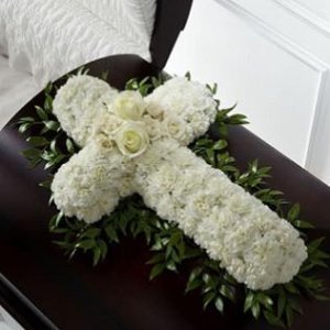Σταυρός Κηδείας με Γαρίφαλα και Τριαντάφυλλα